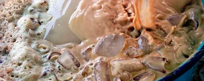El chilate se sirve caliente en jícaras o tazones de barro